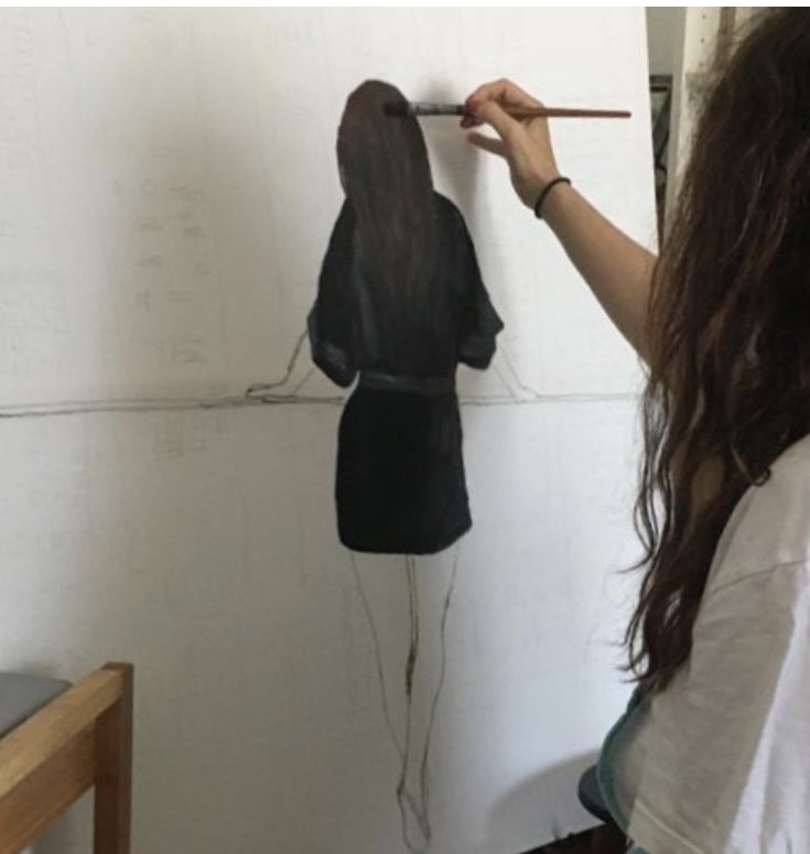 Cecília Vilas Boas a pintar no atelier