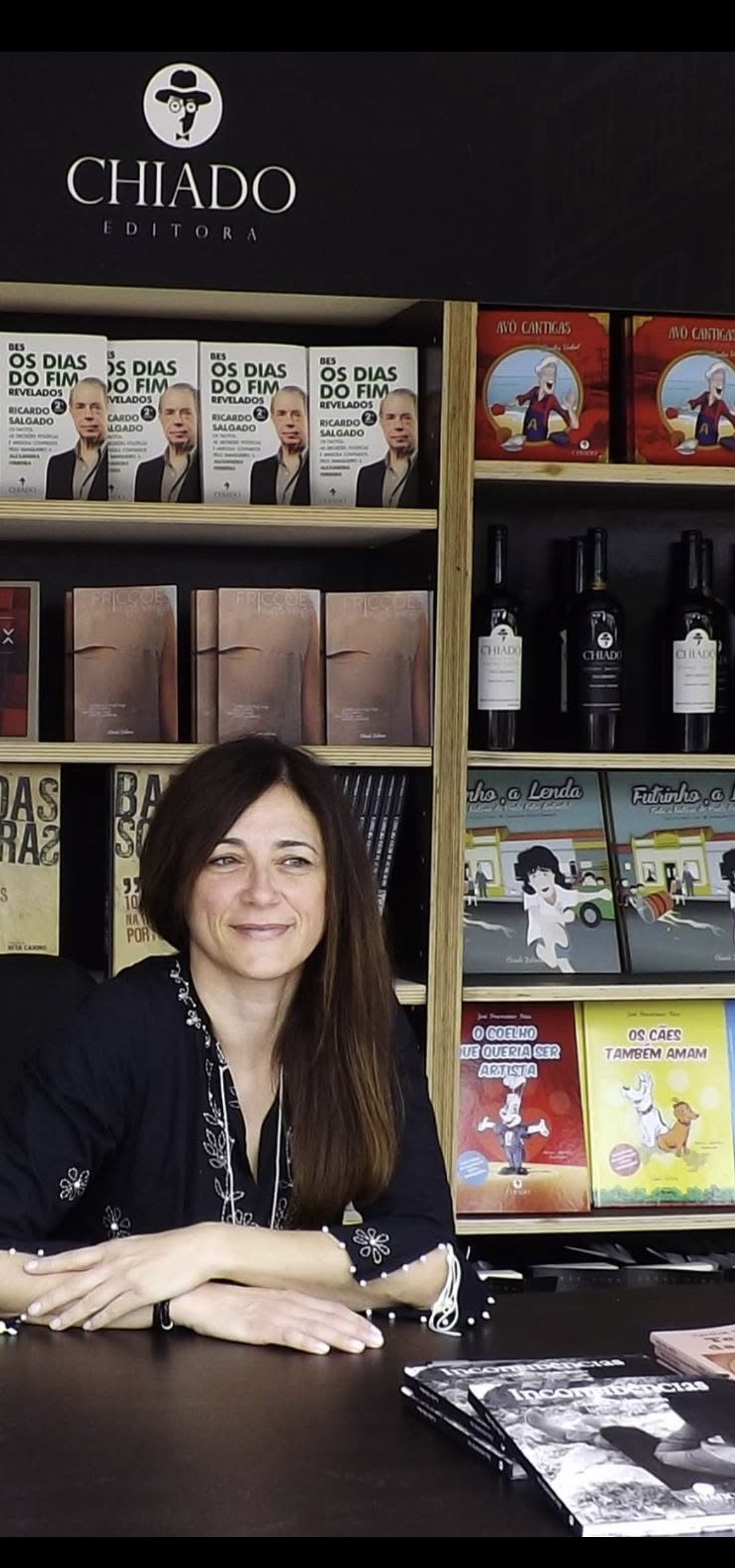 Cecília Vilas Boas na sessão de autógrafos do livro Inconfidências, no stand da Chiado Editora na Feira do Livro de Lisboa