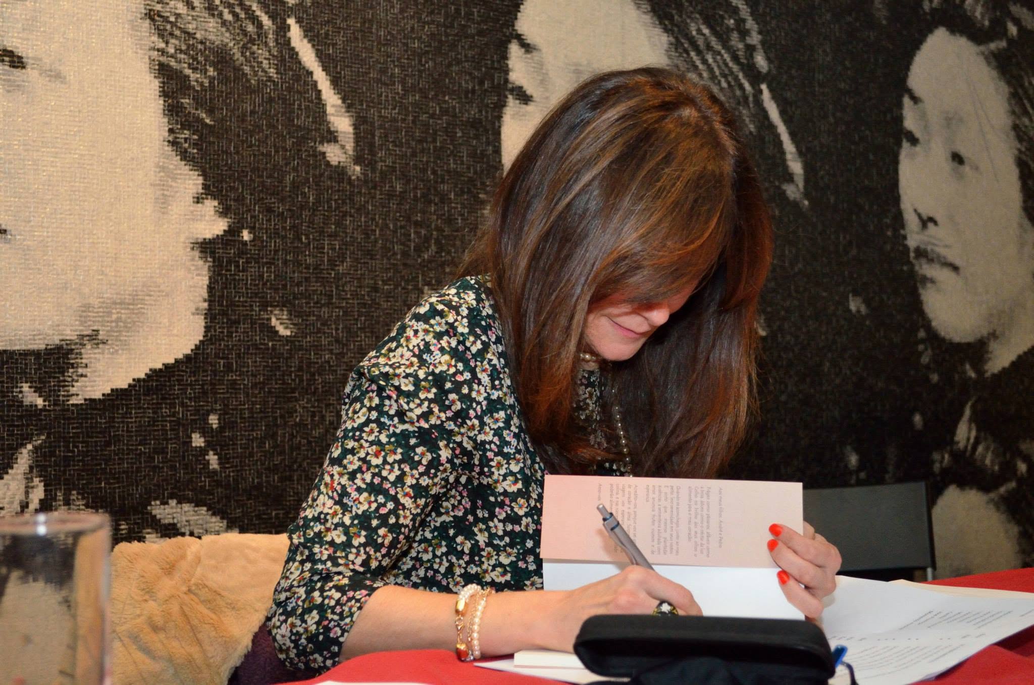 Cecília Vilas Boas no lançamento do livro Tempo da Alma