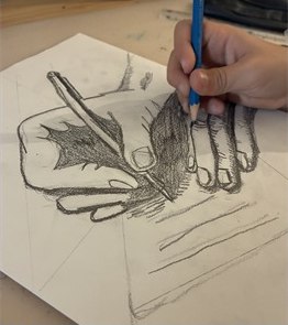 Desenho a carvão de uma mão a desenhar, feito num workshop
